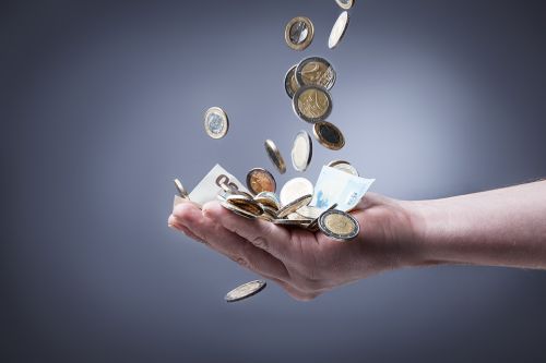 © FotoBob - stock.adobe.com Foto: Geld fällt auch Handfläche